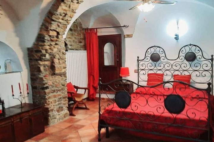 Appartamento intero, ''Sapore Di Liguria''  in Borgo Antico vicino al mare in Terzorio, Riviera di Ponente