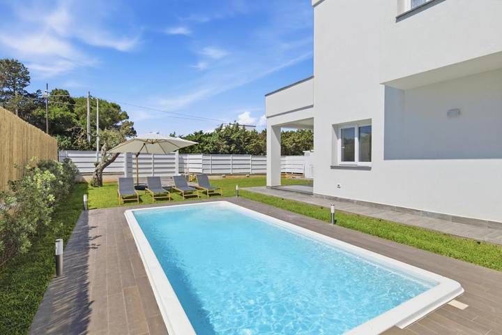 Villa per 6 persone, con Balcone e Terrazza nonché Giardino e Piscina a Terrasini