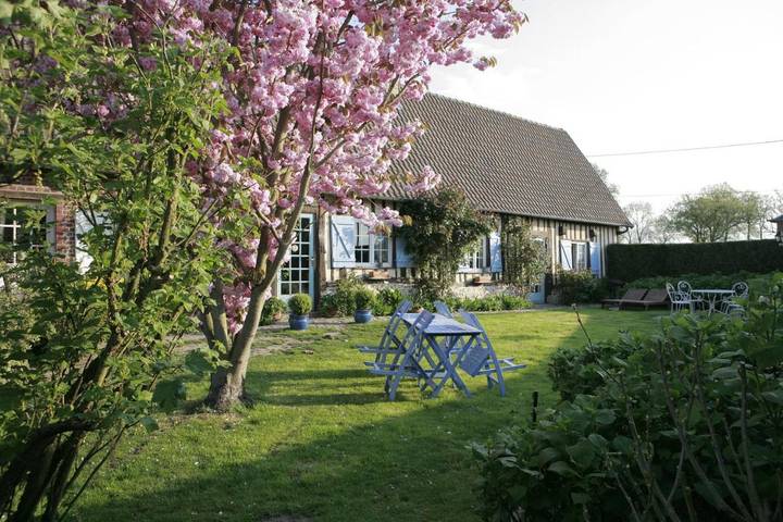 Gîte pour 5 personnes, avec terrasse et jardin, animaux acceptés à Sainte-Colombe