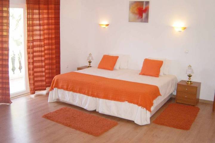 Maison avec 4 chambres ��� coucher, terrasse donnant sur la piscine. in District de Évora