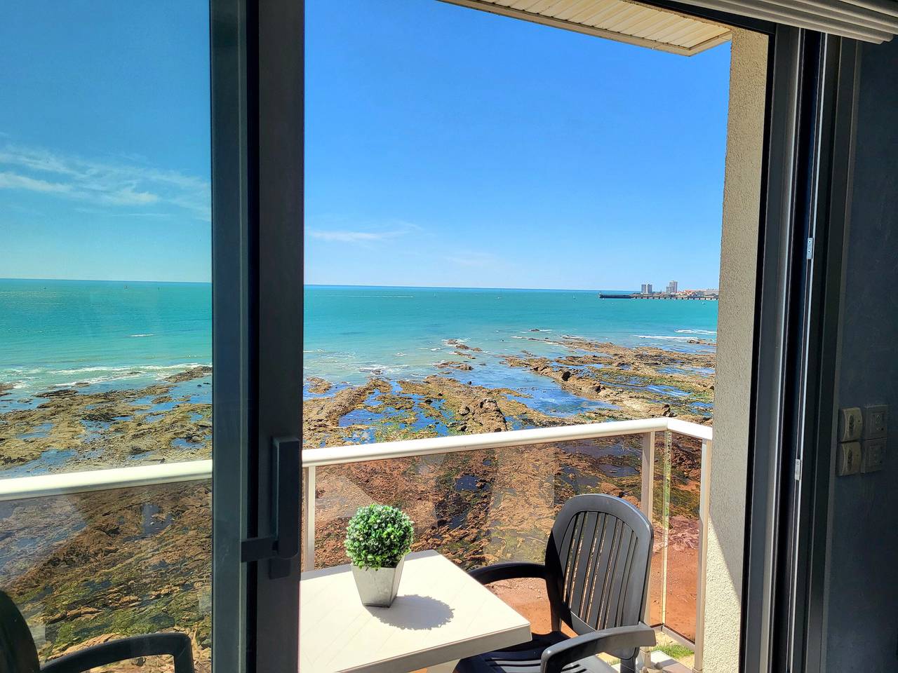 Apartamento entero, Encantador estudio con balcón, admite mascotas, aparcamiento privado, cerca de playa y comercios in Les Sables-d'Olonne, Vandea