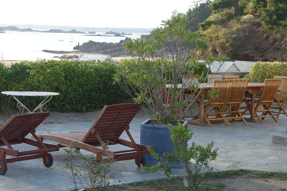 Pies de la casa en el agua in Saint-Briac-sur-Mer, Región de Saint-Malo