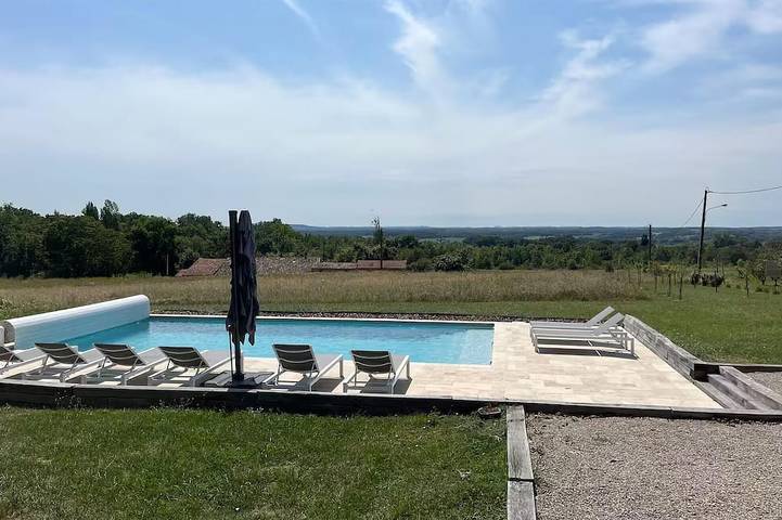 Location de vacances pour 8 personnes, avec jardin à Saint-Aubin-de-Cadelech