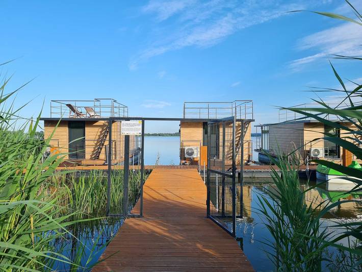 Hausboot in Łazy am Jamno-See und Meer in Granica Łazy, Jezioro Jamno