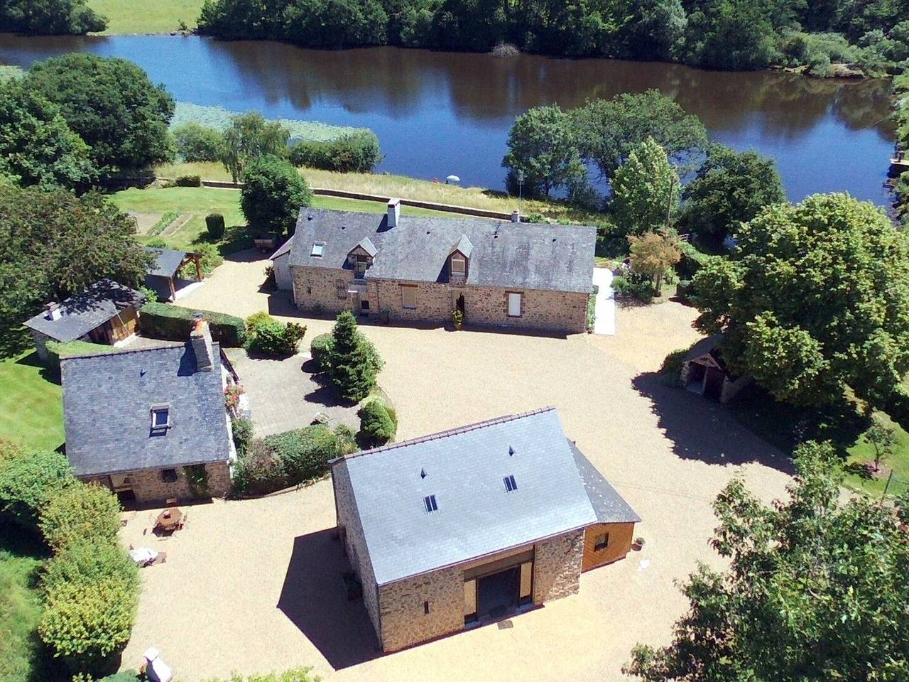 Maison de Charme avec Étang Privé, Accès Wifi, et Équipements Confort - Idéal Nature et Pêche in Alexain, Mayenne