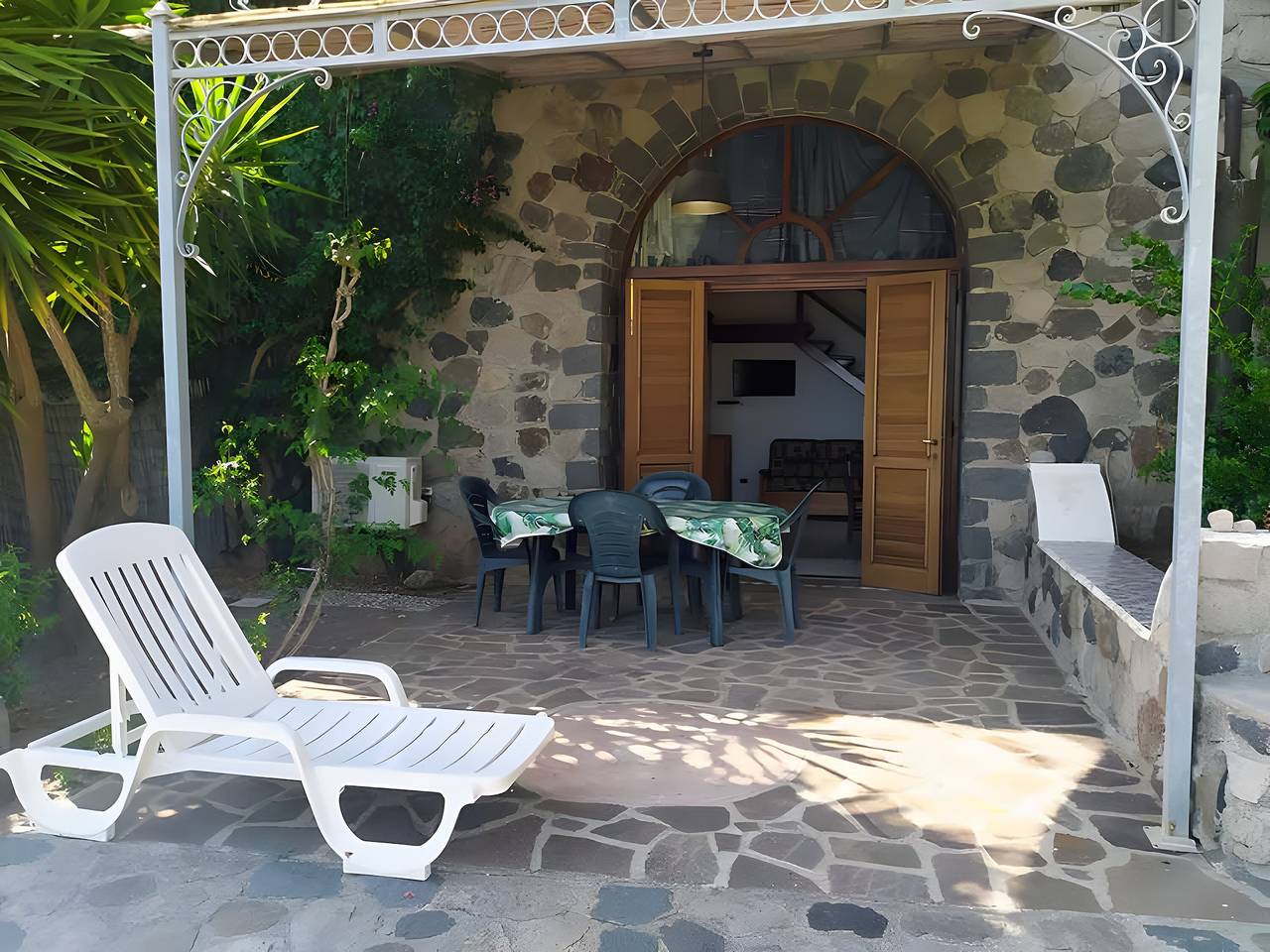 Entire studio, Apartment in Villa Filicudi with Sea View, Wi-Fi and Air Conditioning in Lipari