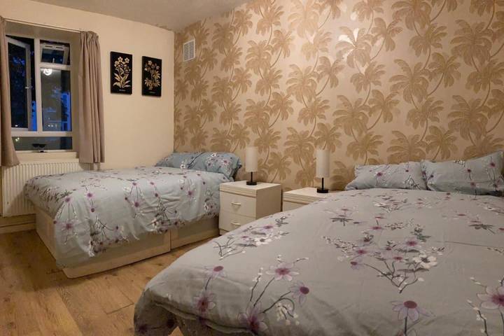 Holiday apartment for 10 people, with garden, child-friendly in Hackney
