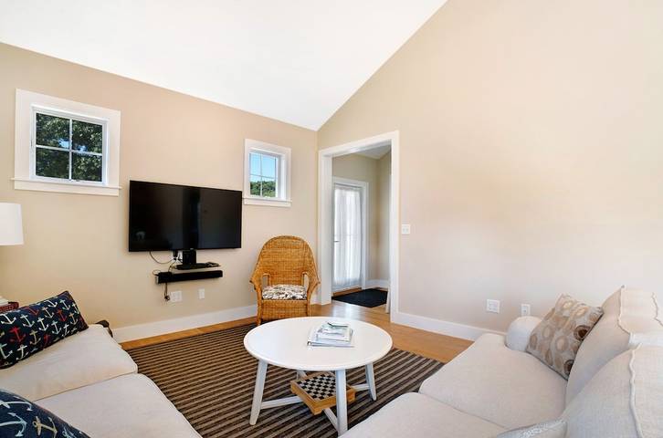 Vacation rental for 2 people, with yard in Martha's Vineyard