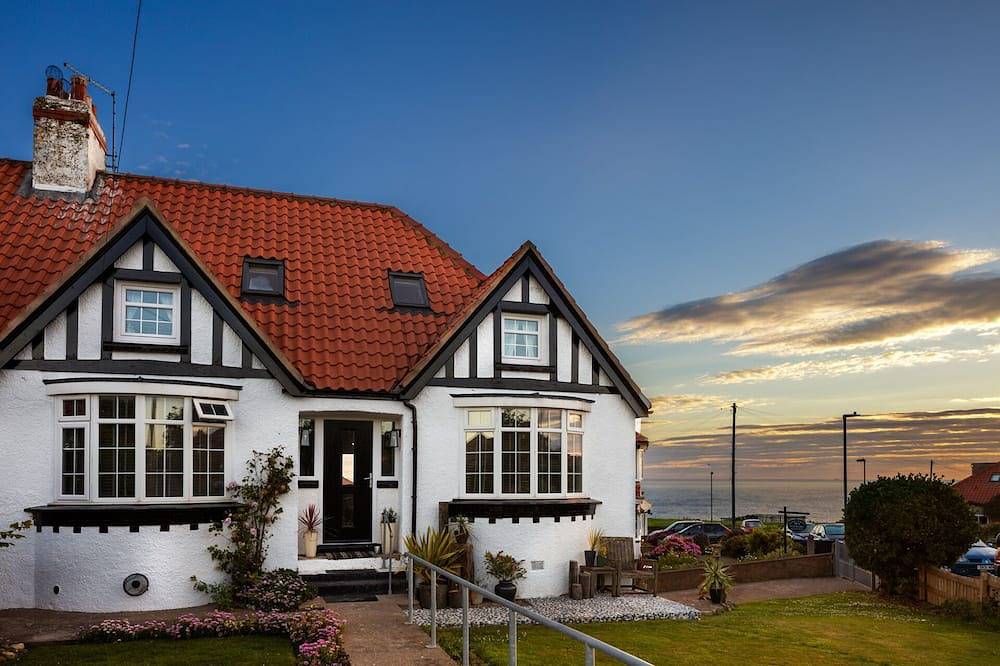 Cottage de luxe en bord de mer / parcours de golf, port, 5 chambres, parking, jardin, animal de compagnie in Whitby, Parc national des North York Moors