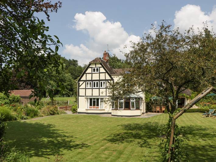 Log cabin for 10 people, with Garden in Wiltshire