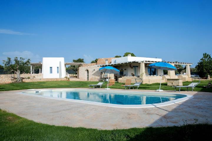 Trullo für 5 Personen, mit Balkon/Terrasse und Terrasse sowie Ausblick in Racale
