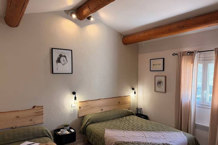 Gîte cosy, joliment décoré, face à une cour-jardin sec d’inspiration provençale. in Fontvieille, Région d'Arles