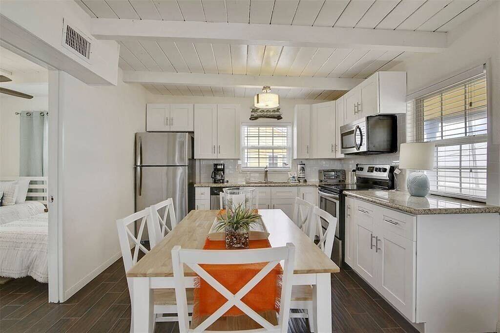 Surf Rider - cozy modern cottage. Steps to the Beach!! in Brazoria County