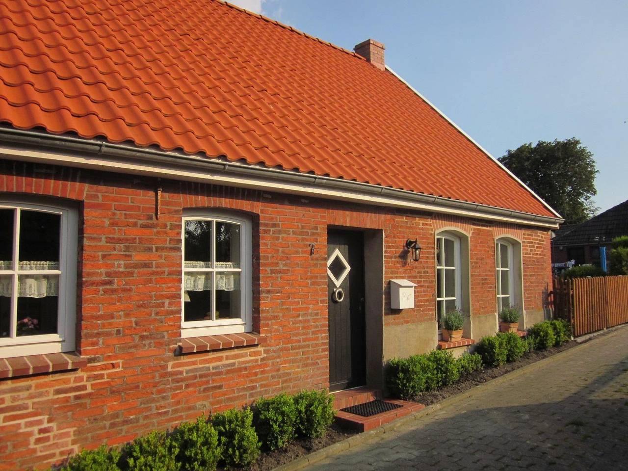 Geräumiges und modern eingerichtetes Ferienhaus mit privatem Garten für die ganze Familie in Pilsum, Krummhörn