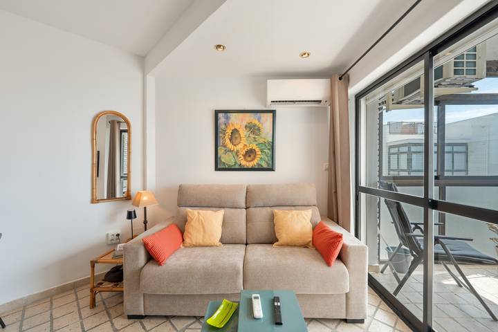 Entire apartment, Comfortable Valdecantos Apartment with Sea View, Wi-Fi and Air Conditioning in Marbella Centre, Marbella