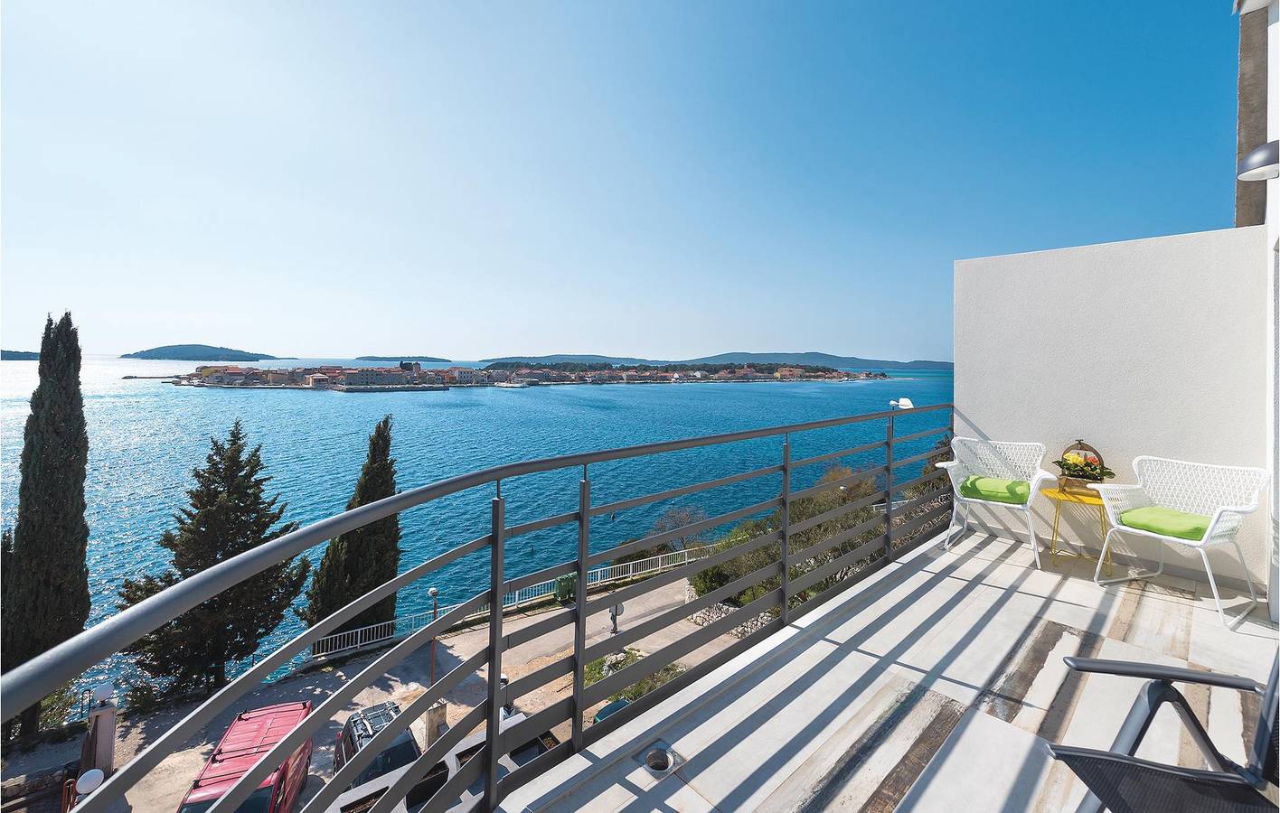 Ganze Ferienwohnung, Gemütliche Wohnung mit Terrasse, WLAN und Parkplatz, 1,5 km vom Strand entfernt in Brodarica, Šibenik-Knin