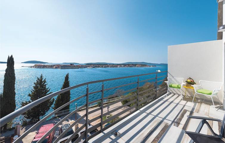 Ganze Ferienwohnung, Gemütliche Wohnung mit Terrasse, WLAN und Parkplatz, 1,5 km vom Strand entfernt in Brodarica, Šibenik-Knin