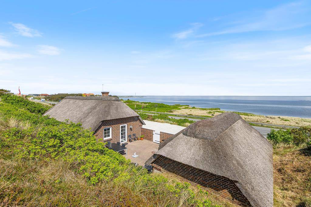 Haus mit geschlossener Terrasse und Blick auf den Fjord in Hvide Sande, Holmsland Klit