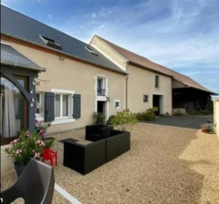 Location de vacances pour 9 personnes, avec jardin ainsi que terrasse et piscine dans Saint-Georges-sur-Arnon