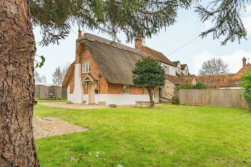2 bedroom accommodation in Berrick Salome, near Wallingford in North Wessex Downs