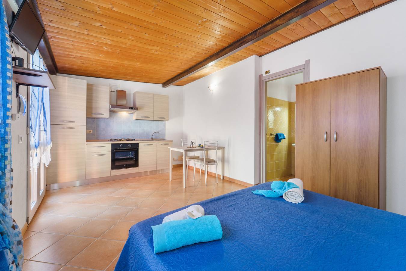 Monolocale intero, Studio 'Il Mandarino' con vista sulle montagne, terrazza privata e aria condizionata in Teulada, Cagliari e Dintorni