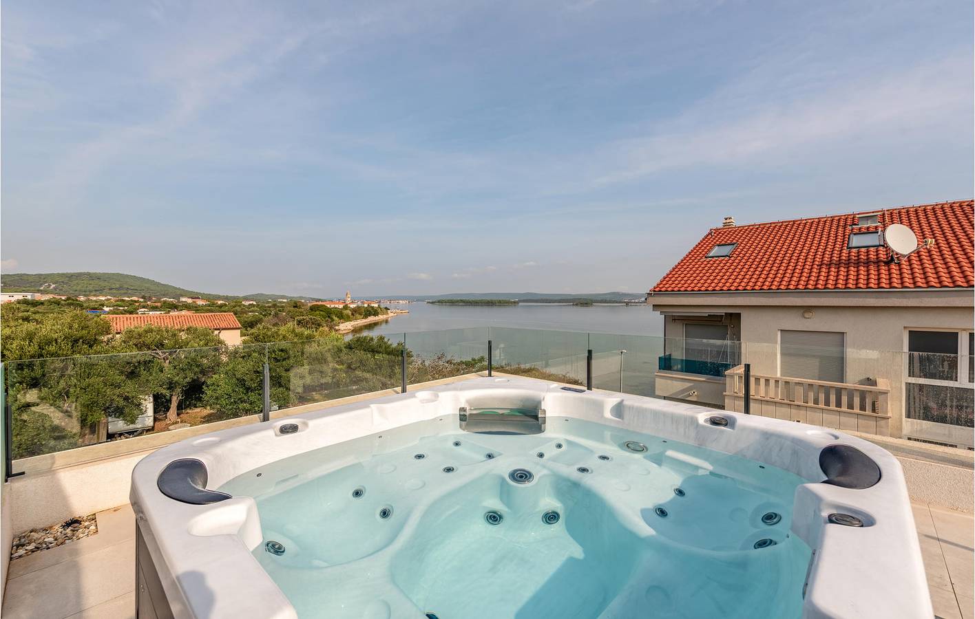 Reizende 2-Zimmer-Wohnung mit Pool, Terrasse und WLAN in Küstennähe in Ugrinici, Kraj