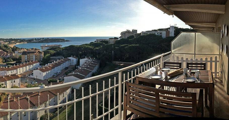 Location de vacances pour 4 personnes, avec jardin ainsi que bassin pour enfant et piscine à Sant Feliu de Guíxols