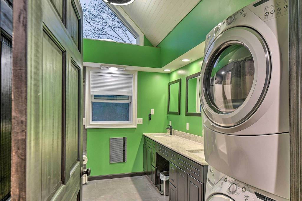 Waterfront Ashland Home ~ 2 Mi to Downtown! in Ashland (NH), Squam Lake