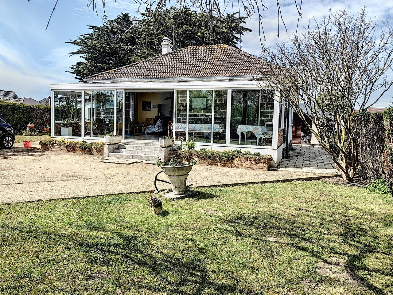 Cozy Beachside Bungalow: 600m from Shore, Veranda, Private Garden in Saint-Pair-sur-Mer, Côte de la Déroute