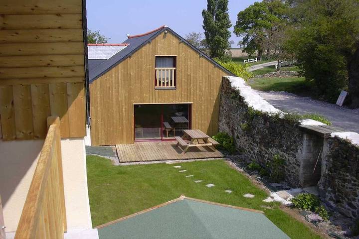 Gîte pour 5 personnes, avec terrasse ainsi que jardin et piscine à Hénanbihen - 3