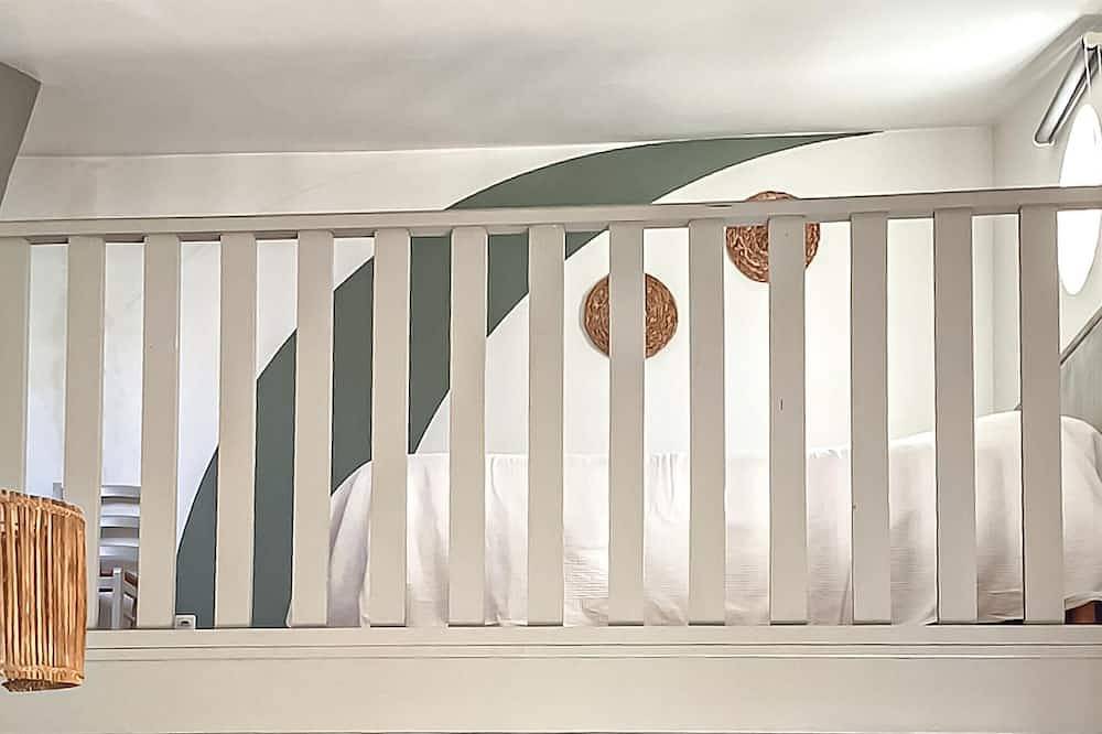 Awesome home in Aramon with outdoor swimming pool in Aramon, Nimes region