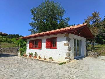 Location de vacances pour 2 personnes, avec jardin ainsi que piscine et vue à Saint-Esteben