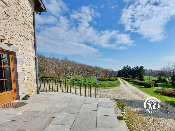 Gîte pour 8 personnes, avec jardin dans Ravigny