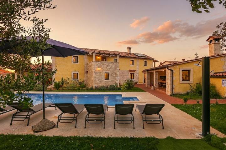 Ferienhaus für 12 Personen, mit Pool und Garten sowie Terrasse und Kinderpool, mit Haustier