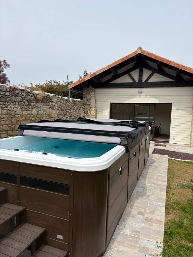 Location de vacances pour 7 personnes, avec piscine ainsi que jardin et jacuzzi à Monthoiron