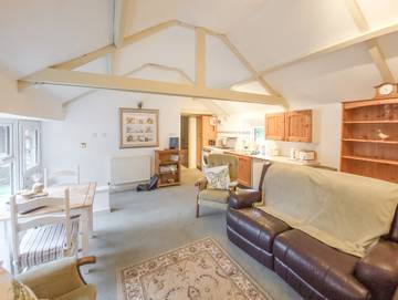 Log Cabin for 2 People in Carmarthenshire, South-Wales, Photo 2