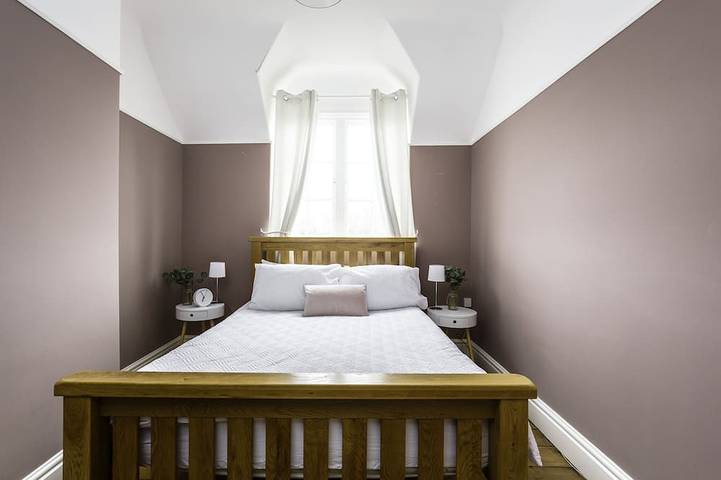 The cottage is a short walk to the Station, with trains to Liverpool / chester, in Merseyside
