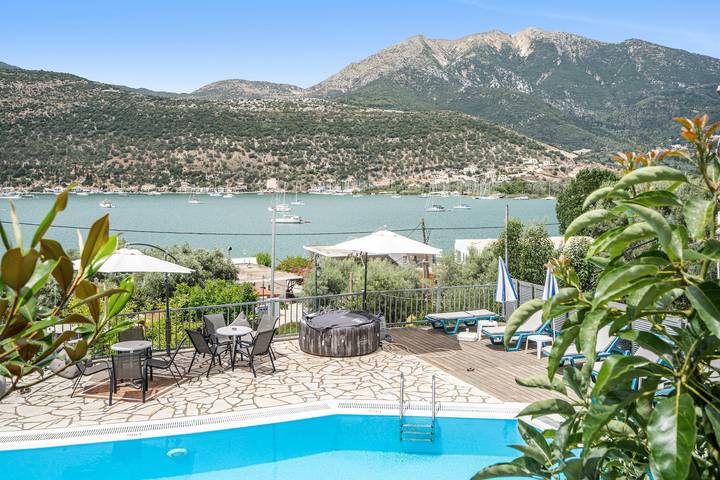 Location de vacances pour 4 personnes, avec sauna et bassin pour enfant ainsi que jacuzzi et jardin à Leucade