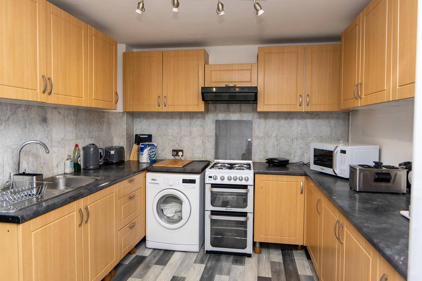 Housesleep14-Freep-Garden-Bbq-Patio-Pooltable in Newham, London