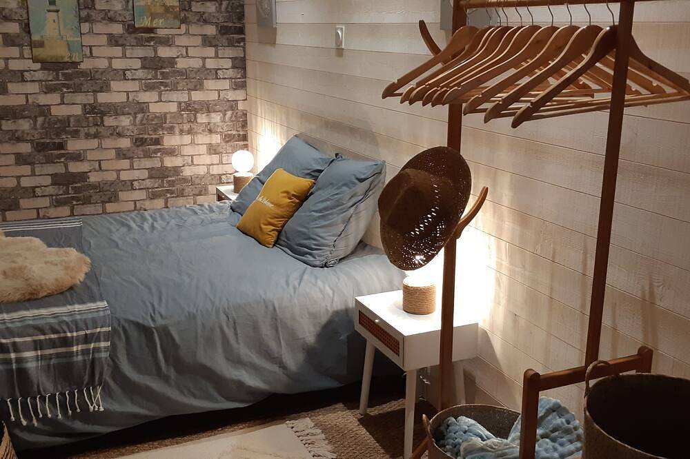 Entire apartment, \"La Mer Bohème\", 1 bed, 2 pers, free secure parking with badge, 8 mn from the beach in Le Portel, Boulogne-sur-Mer region