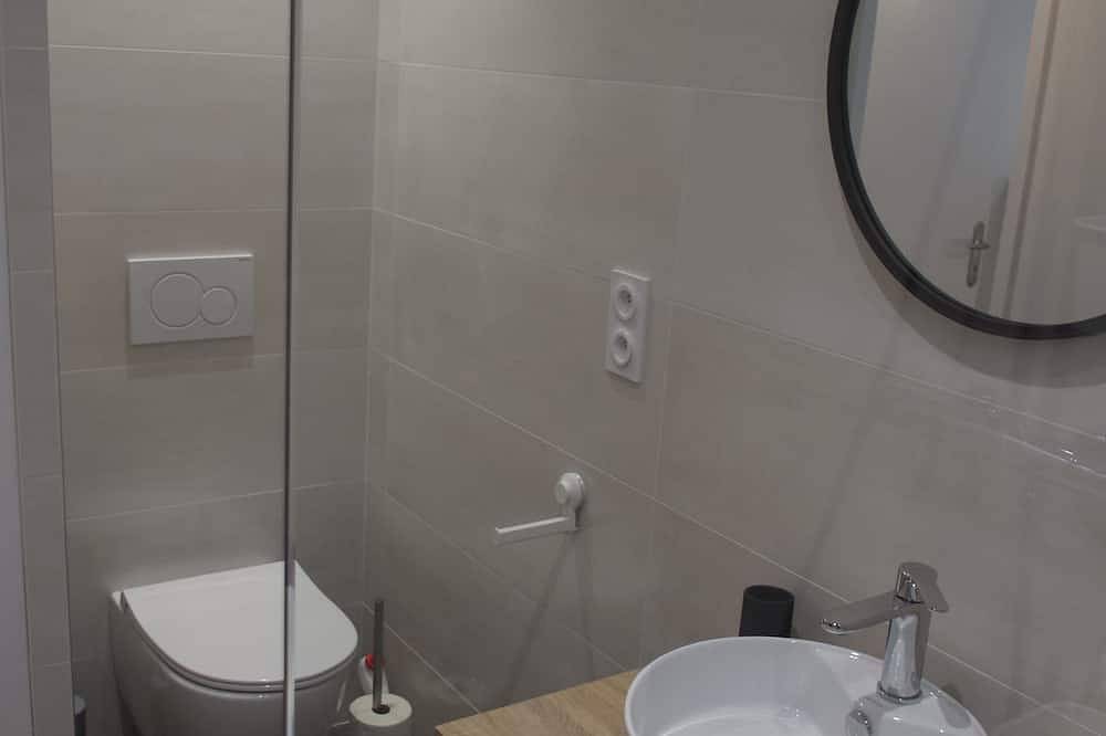 Muy bonita casa renovada en 2019 pies en el agua in Treffiagat, Region de Quimper