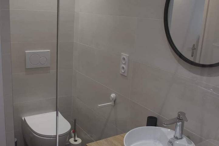 Muy bonita casa renovada en 2019 pies en el agua in Treffiagat, Region de Quimper