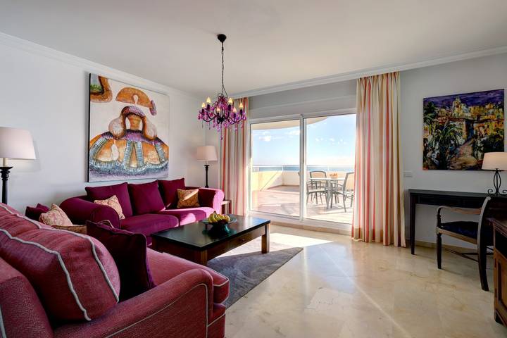 Entire apartment, Apartment 'Bermuda Beach 7' Close to the Beach with Pool, Garden & Wi-Fi in Buenas Noches, Estepona
