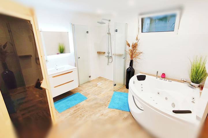 Ganze Wohnung, Wellness- Hottub & Sauna- Pet Friendly- Hiking in Keutschach am See, Klagenfurt-Land