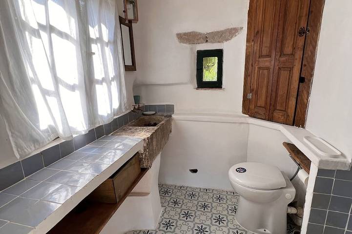 Zwei kleine Romantikhäuschen in der Mitte der Natur in Les Mayons, Mittelmeerküste (Frankreich)