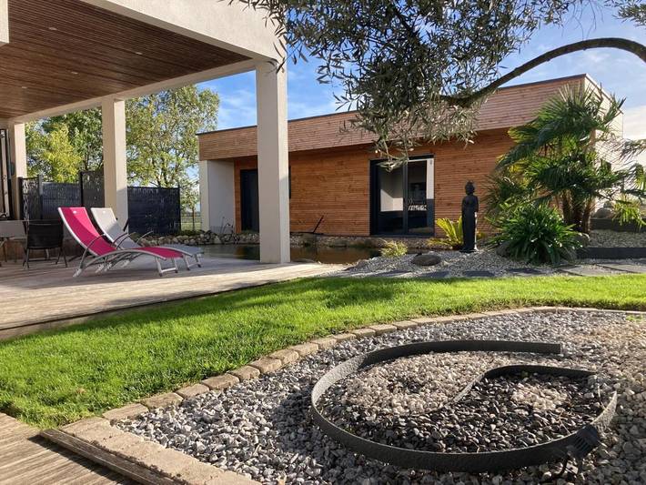 Gîte pour 2 personnes, avec Terrasse ainsi que Jardin et Piscine à Les Gonds