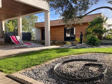 Gîte pour 2 personnes, avec piscine ainsi que jardin et terrasse à Les Gonds