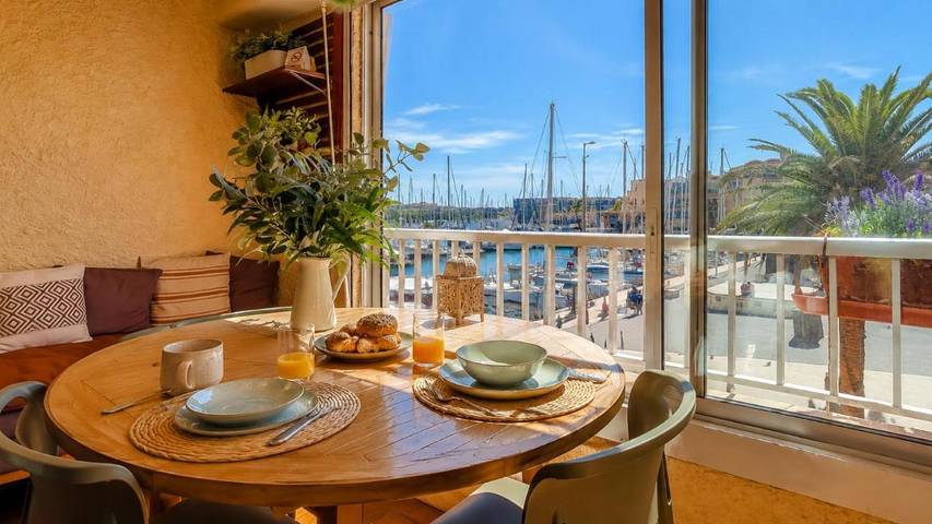 Gîte pour 3 personnes, avec Balcon et Jacuzzi ainsi que Terrasse et Vue dans Office De Tourisme De Gruissan