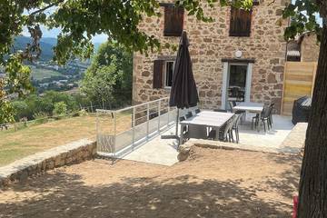 Gîte pour 15 personnes, avec piscine à Satillieu