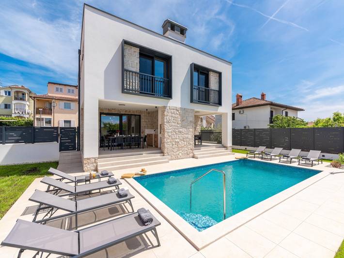 Ferienwohnung für 6 Personen, mit Terrasse und Pool in Novigrad
